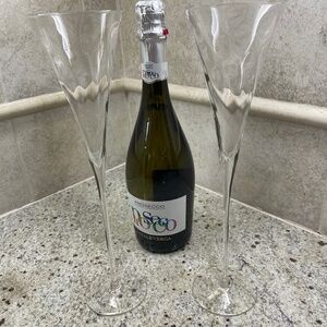 Set of 2 long-stemmed trumpet style crystal champagne flutes NIB